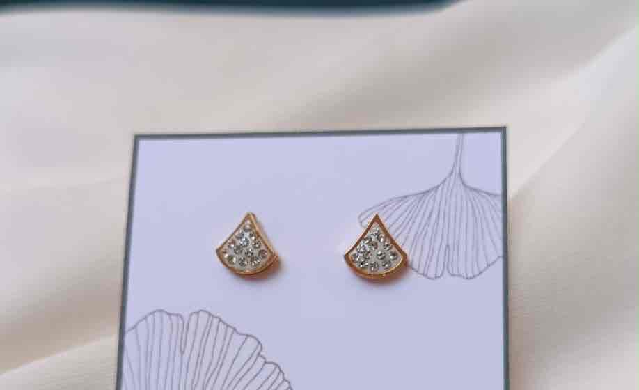 Zarcillos pequeños dorados con pedrería, foto 1 de 1