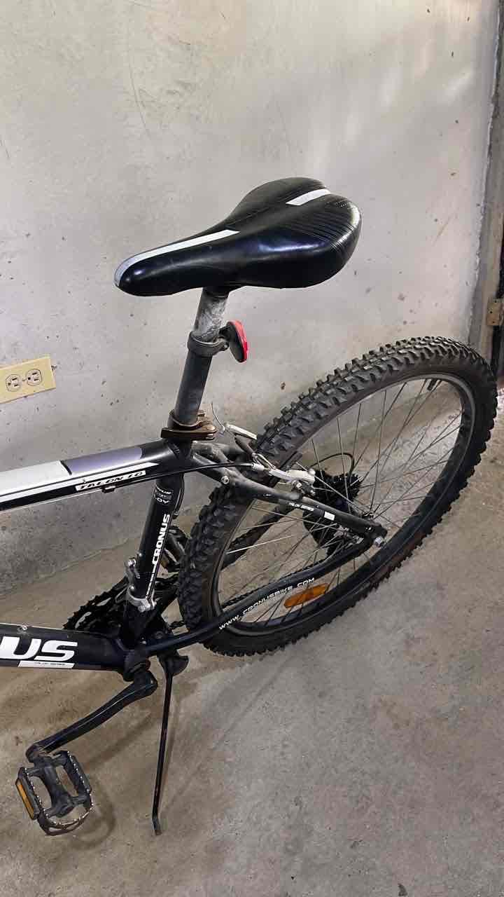 Bicicleta de montaña Cronus negra, foto 3 de 4