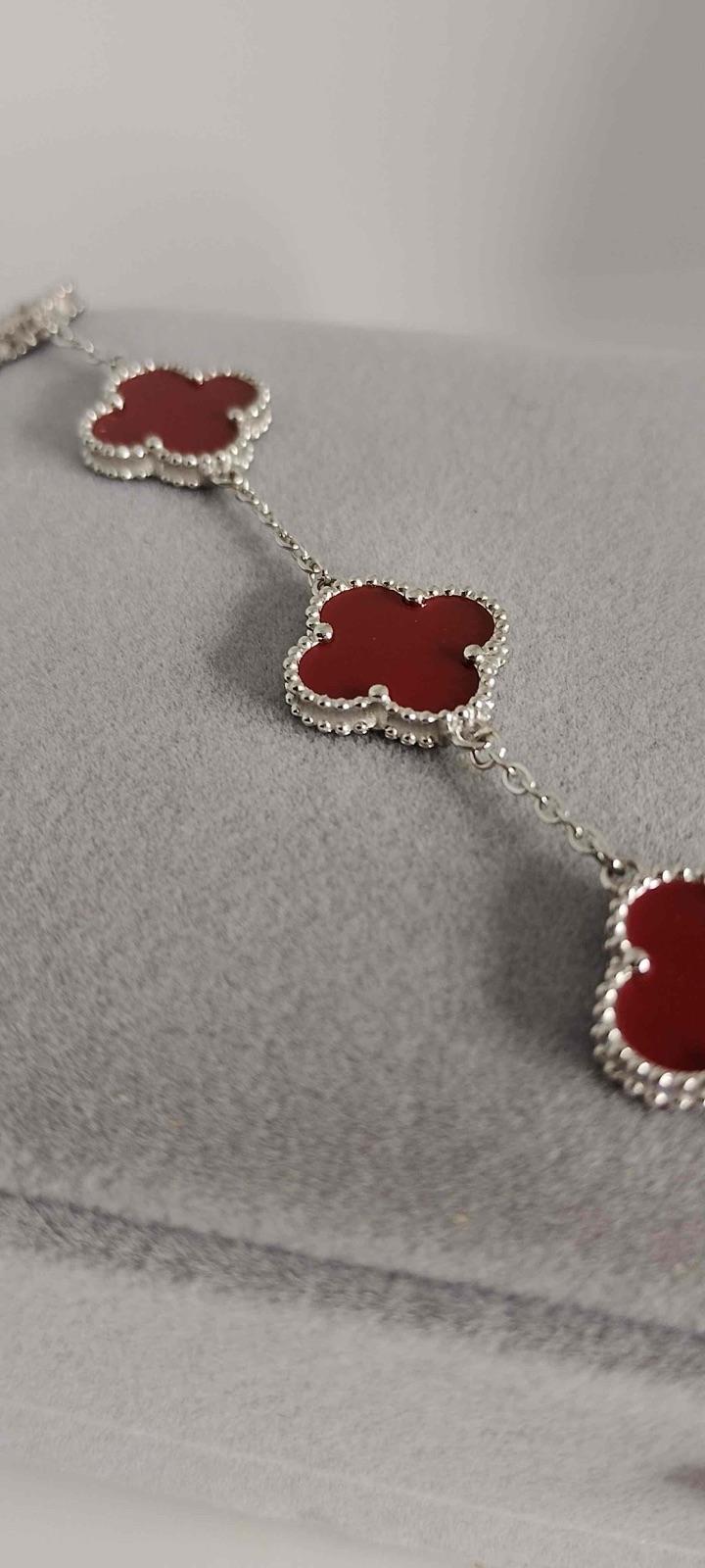 Pulsera plateada con dijes de trébol rojo, foto 3 de 5