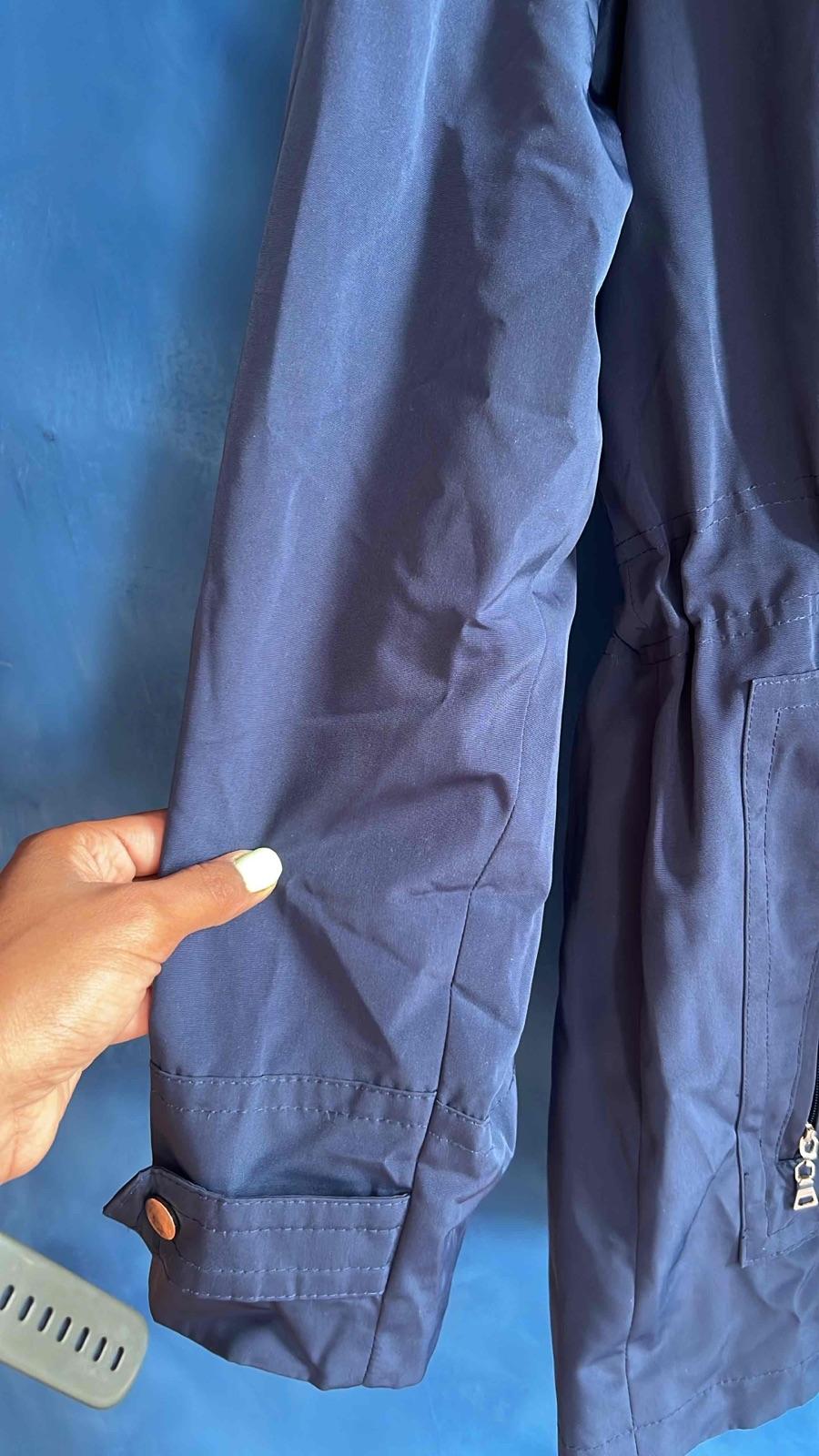 Chaqueta impermeable azul oscuro con capucha, foto 3 de 3