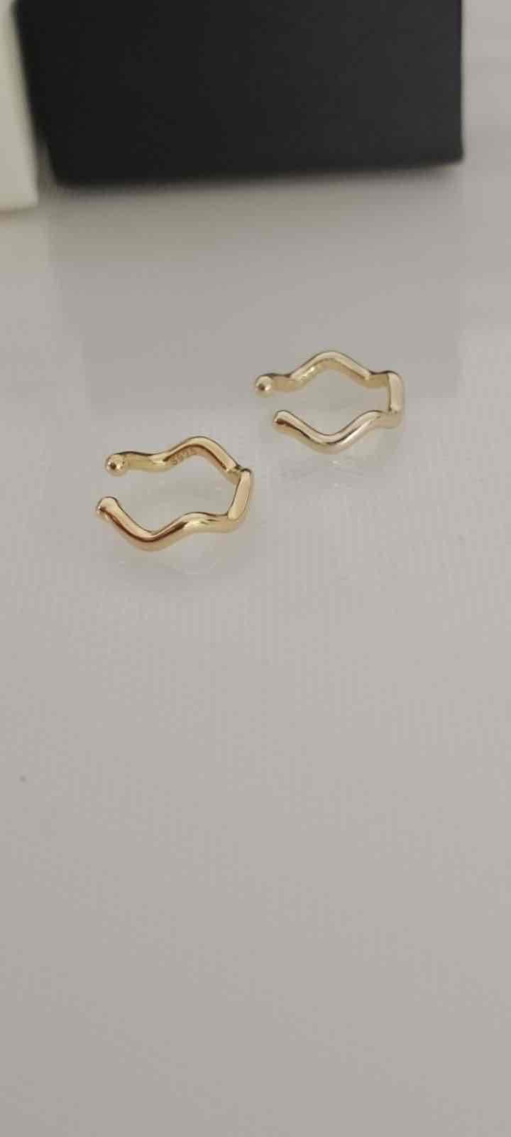 Par de aretes ear cuffs dorados ondulados en plata 925, foto 2 de 5