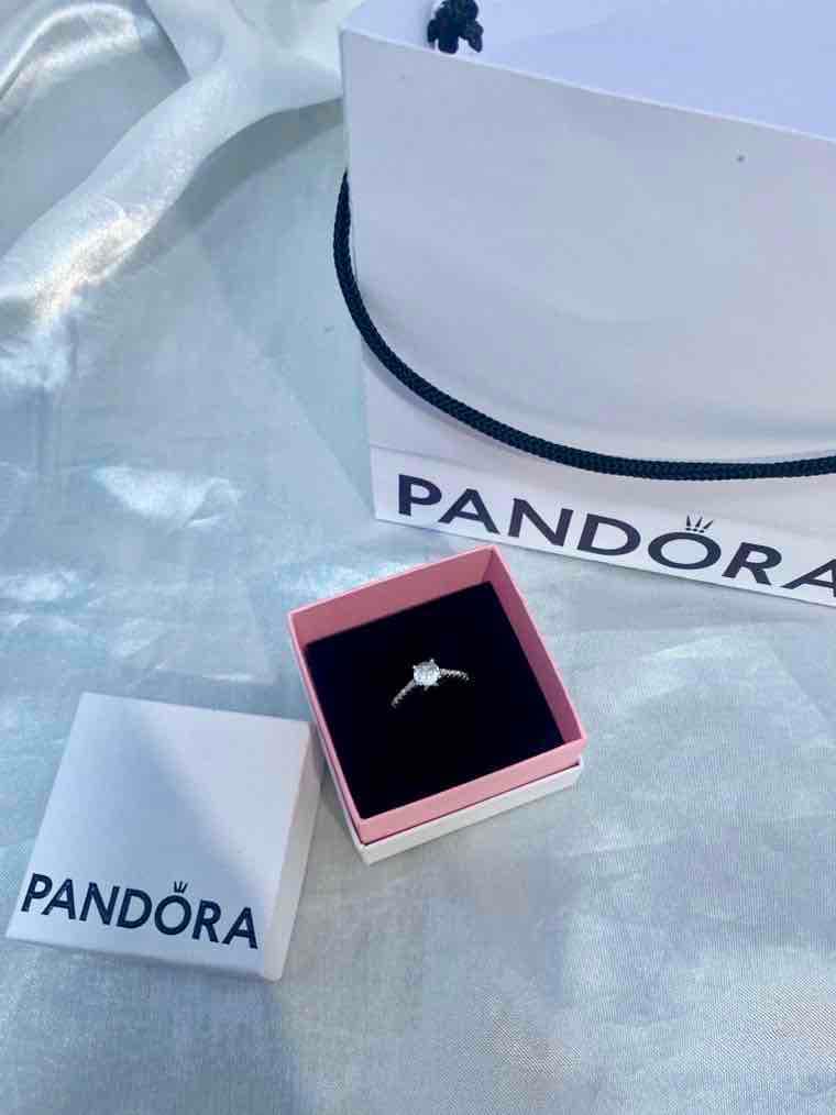 Anillo con piedra brillante en caja tipo Pandora, foto 3 de 4