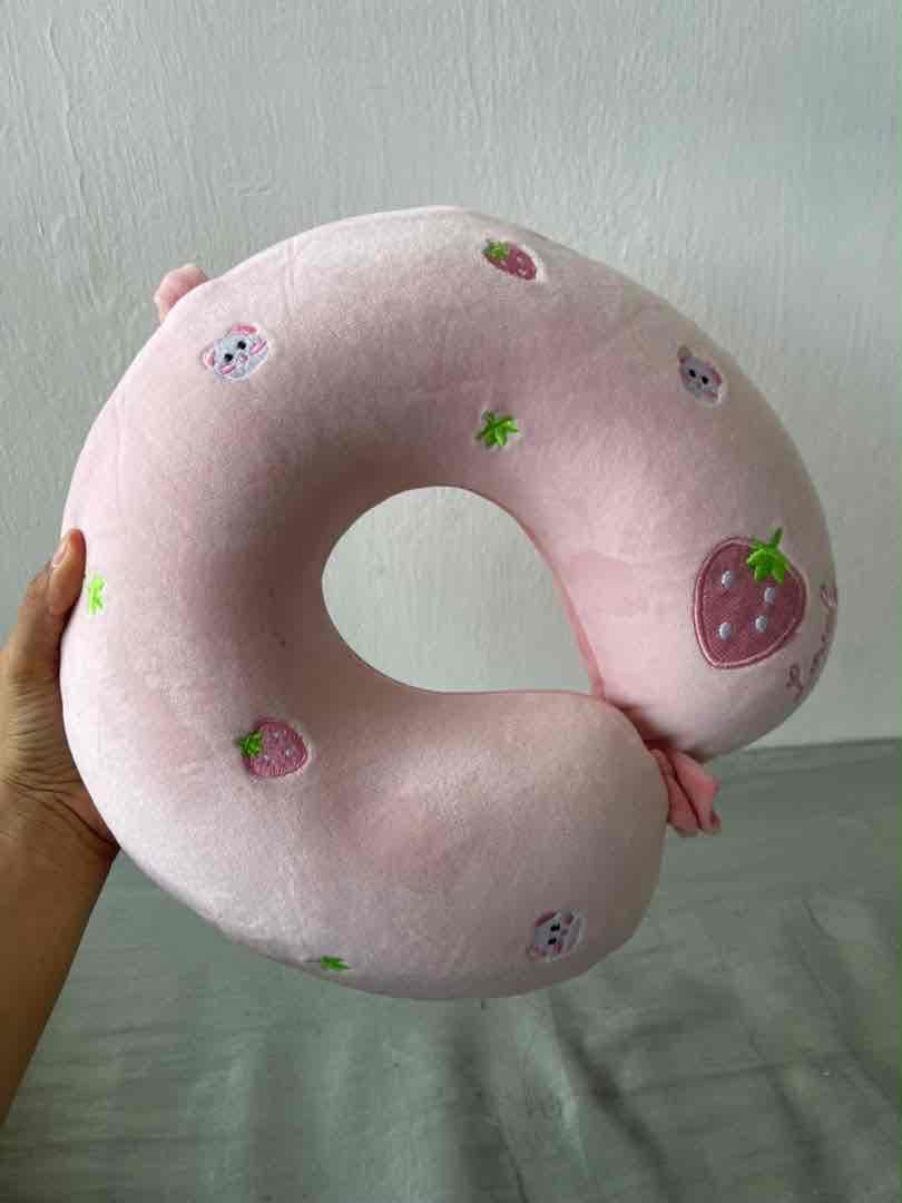 Almohada cervical de viaje rosada con fresas, foto 1 de 1