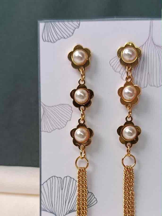 Zarcillos colgantes dorados con perlas y flecos, foto 1 de 1