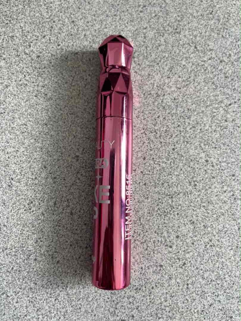 Mascara de pestañas color rosado, foto 1 de 2