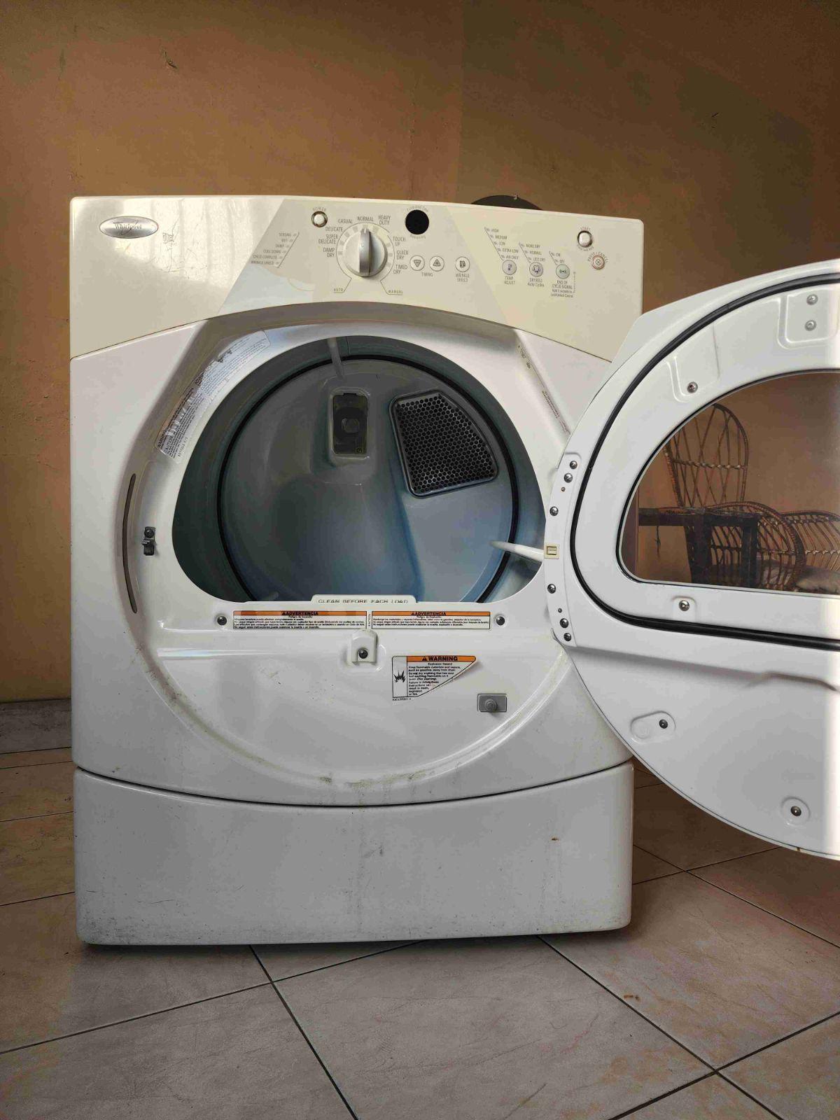 Secadora de ropa Whirlpool blanca, foto 2 de 2