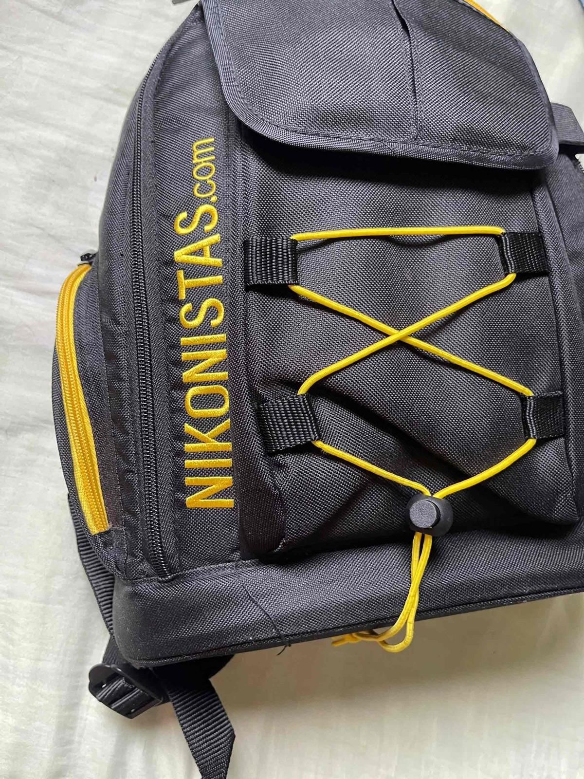 Bolso morral negro con detalles amarillos Nikonistas, foto 2 de 2