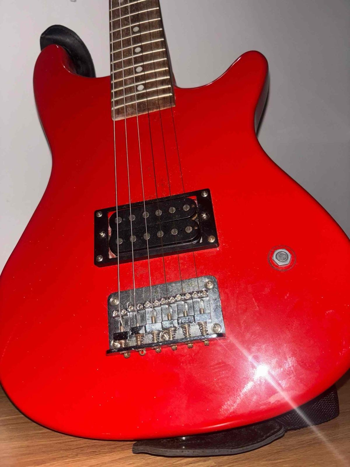 Guitarra eléctrica roja Rockbox con amplificador, foto 3 de 3