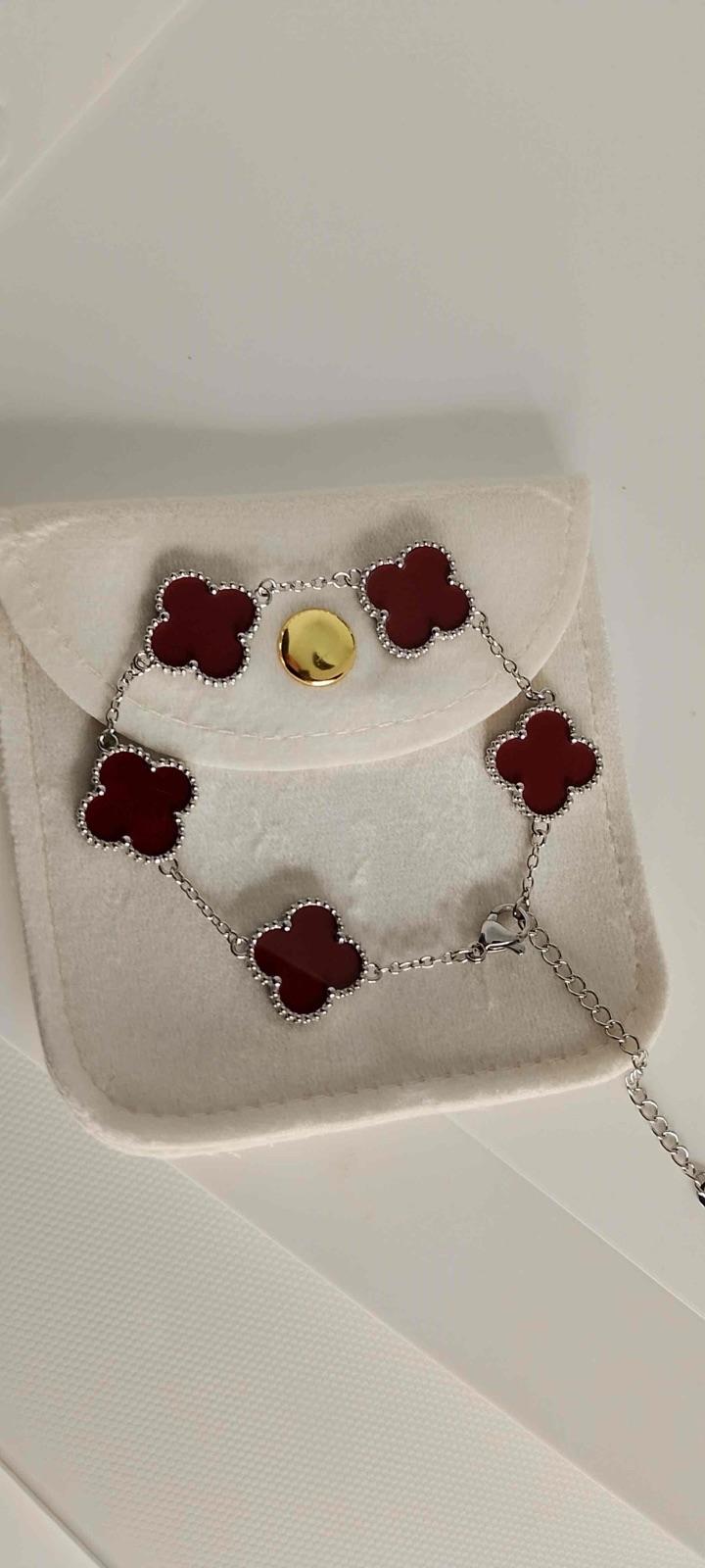 Pulsera plateada con dijes de trébol rojo, foto 2 de 5