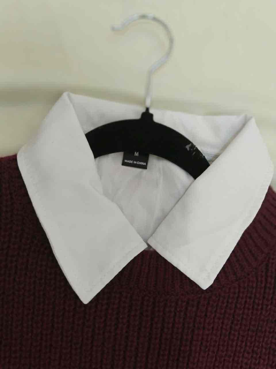 Conjunto de Blusa Blanca y Chaleco Tejido Vinotinto, foto 2 de 3