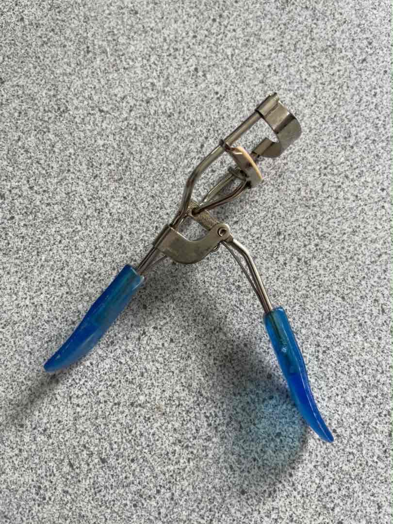 Rizador de pestañas metálico con asas azules, foto 2 de 2
