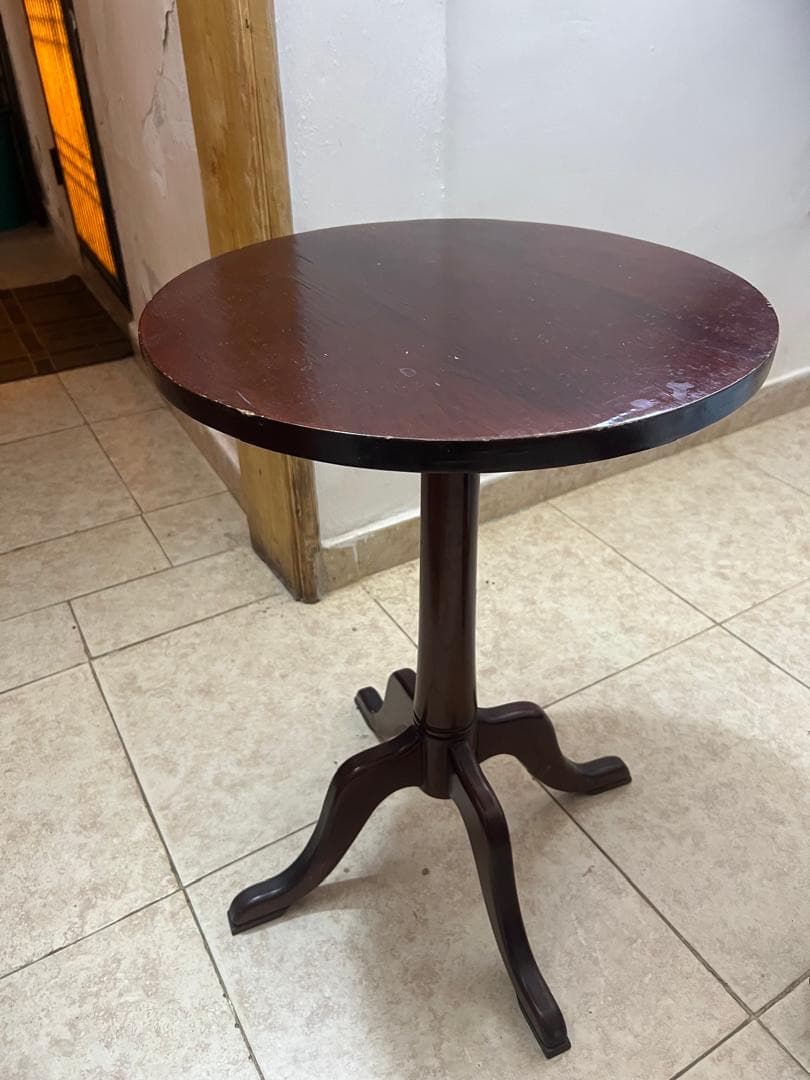 Mesa auxiliar redonda de madera, foto 1 de 1