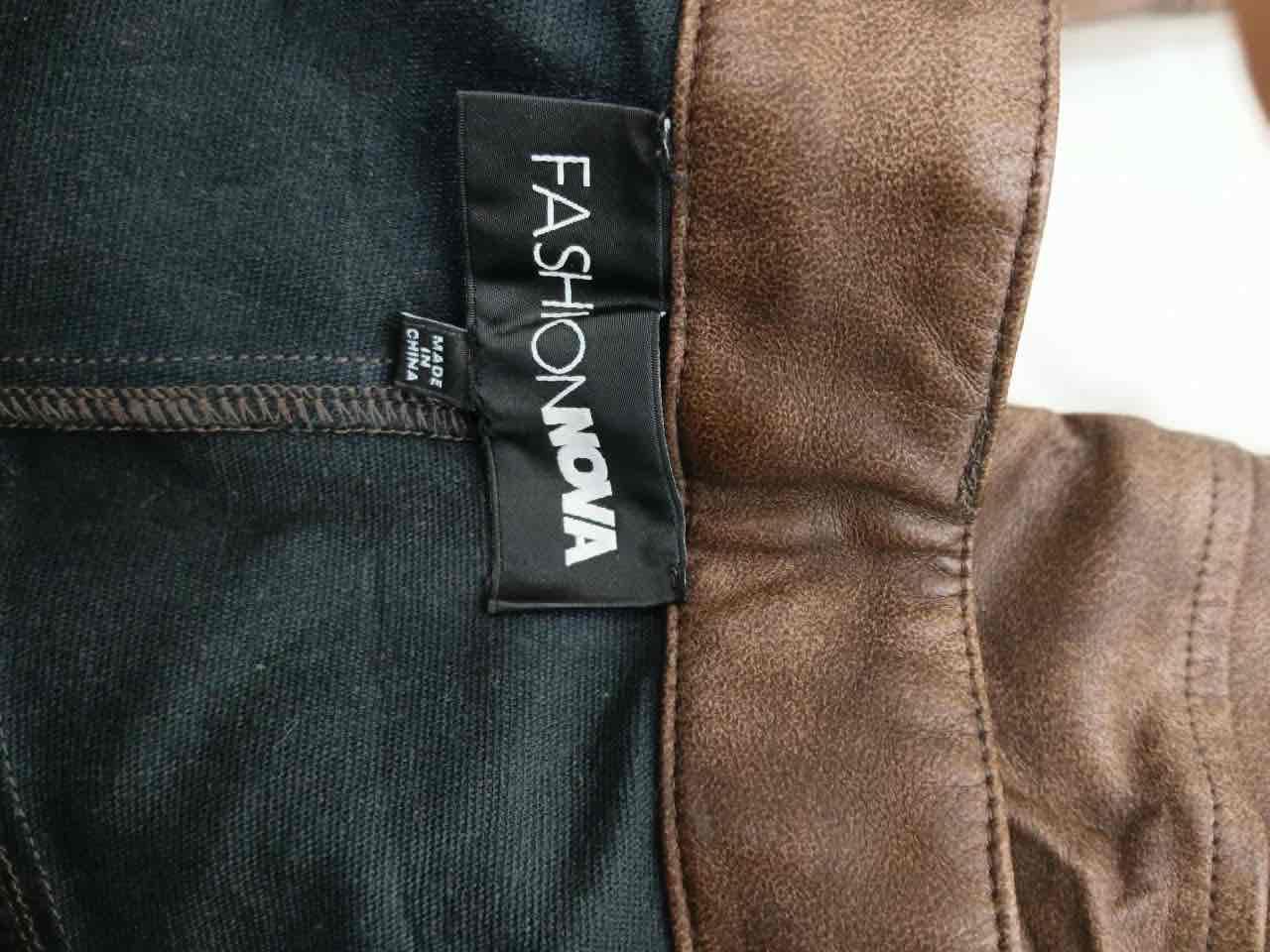 Pantalón de cuero sintético marrón Fashion Nova, foto 3 de 3