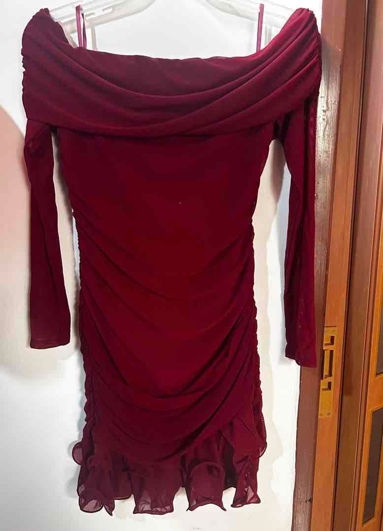 Vestido rojo vino con hombros descubiertos, foto 1 de 1