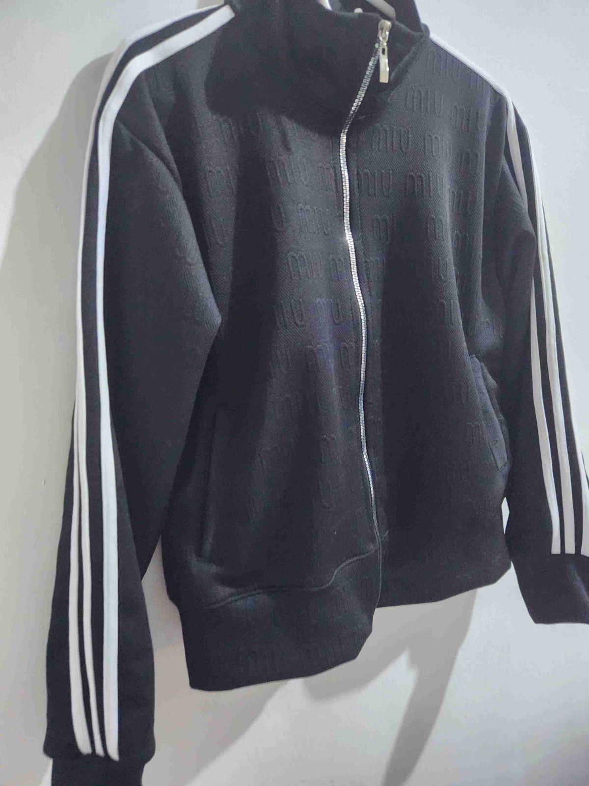 Chaqueta deportiva para dama, negra con rayas blancas, foto 2 de 2