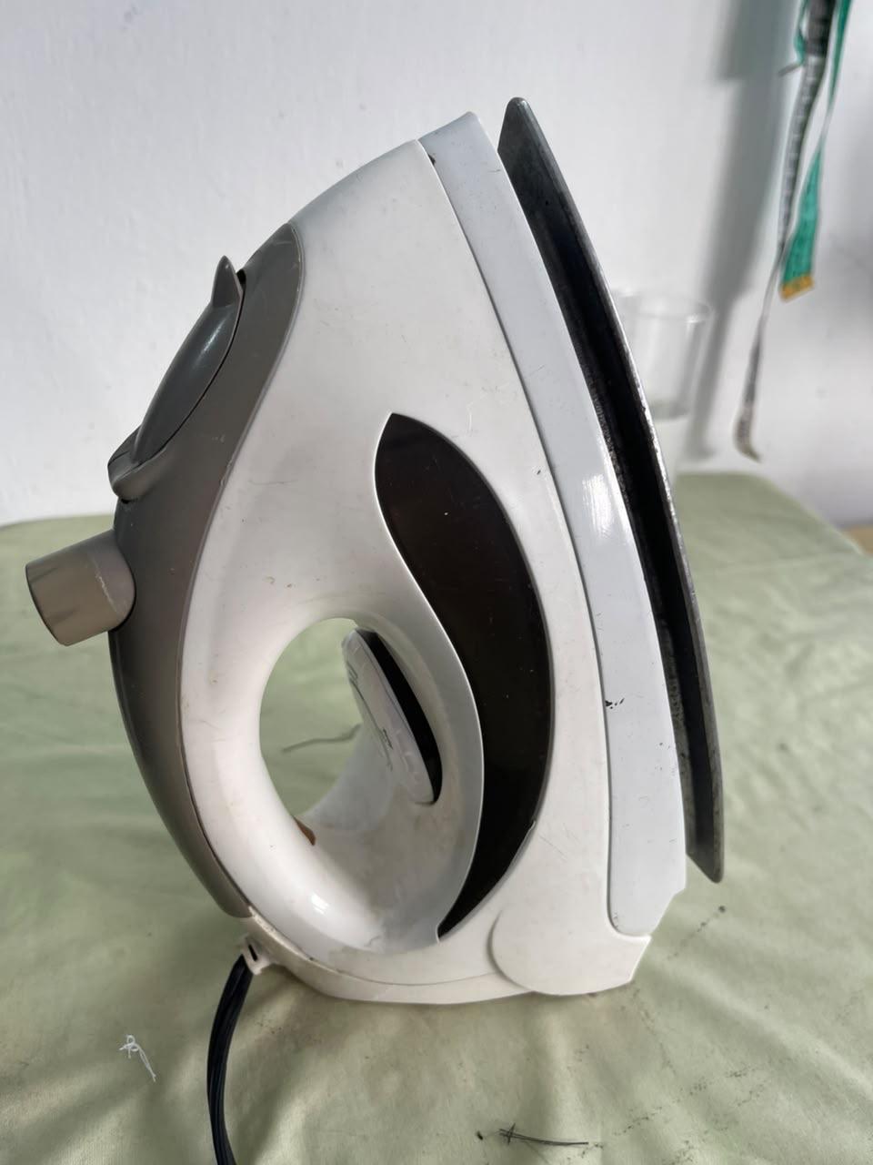 Plancha de ropa Oster blanca y gris, foto 2 de 2
