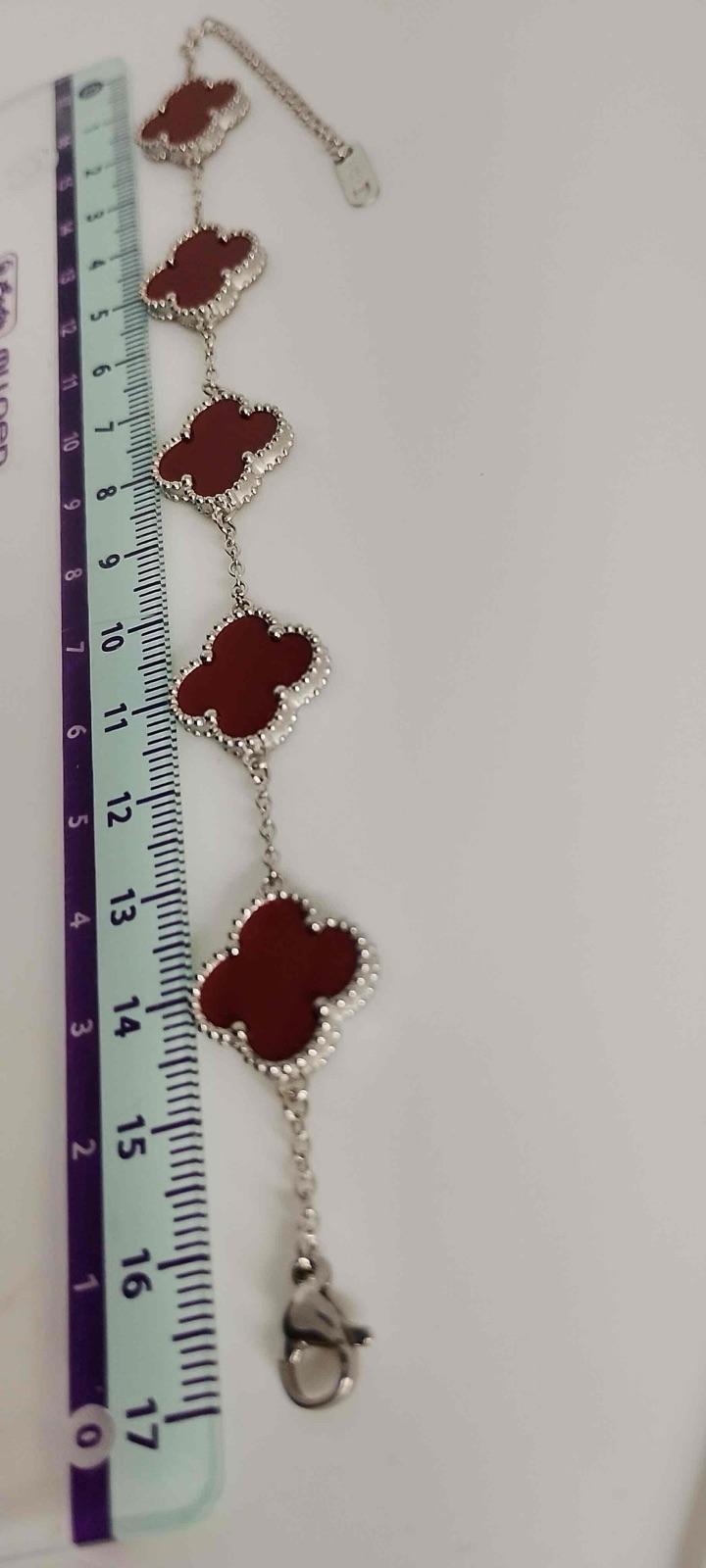 Pulsera plateada con dijes de trébol rojo, foto 4 de 5