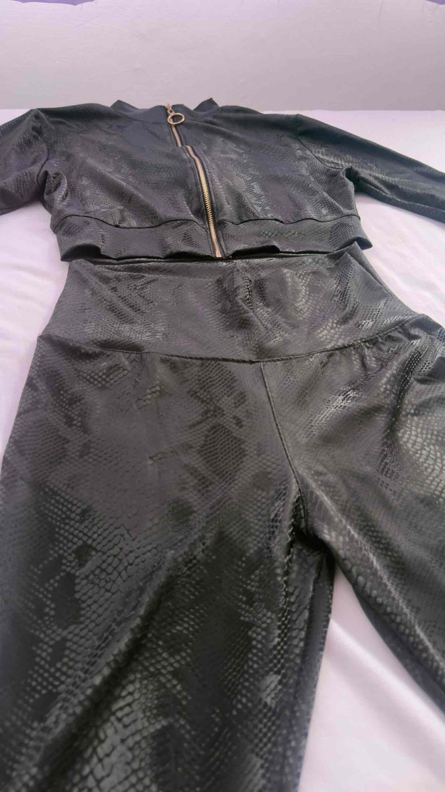 Conjunto de chaqueta y pantalón negro con textura, foto 3 de 3