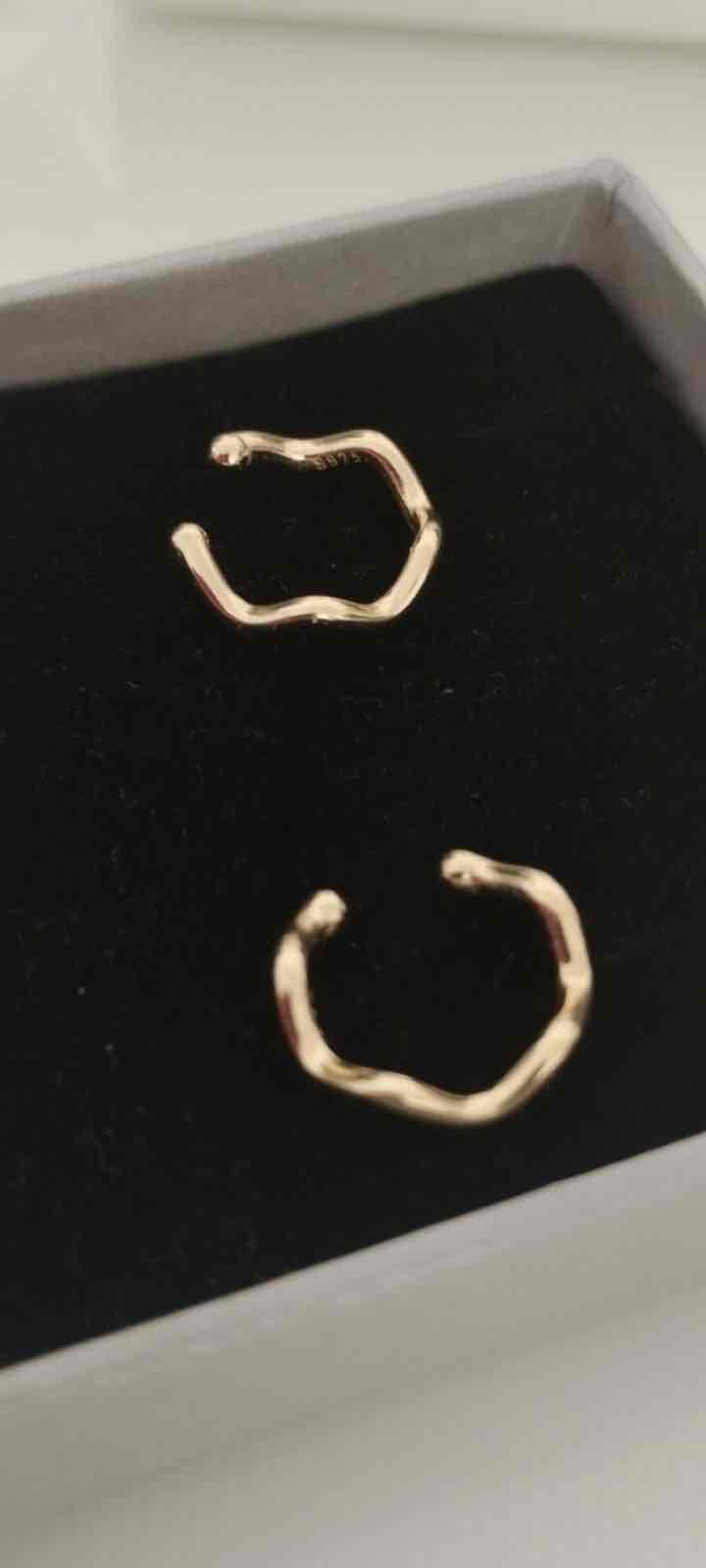 Par de aretes ear cuffs dorados ondulados en plata 925, foto 4 de 5