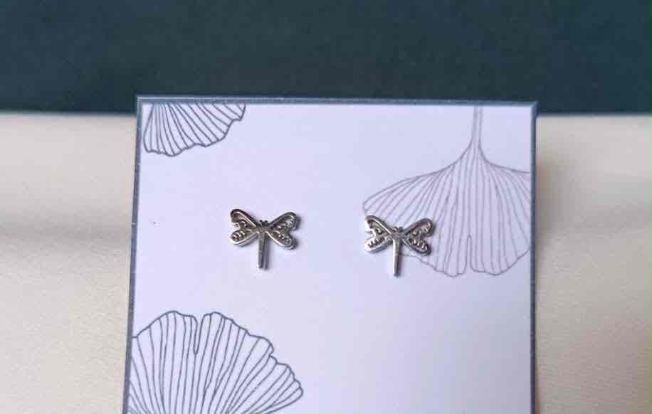 Zarcillos de libélula plateados en estuche, foto 1 de 1