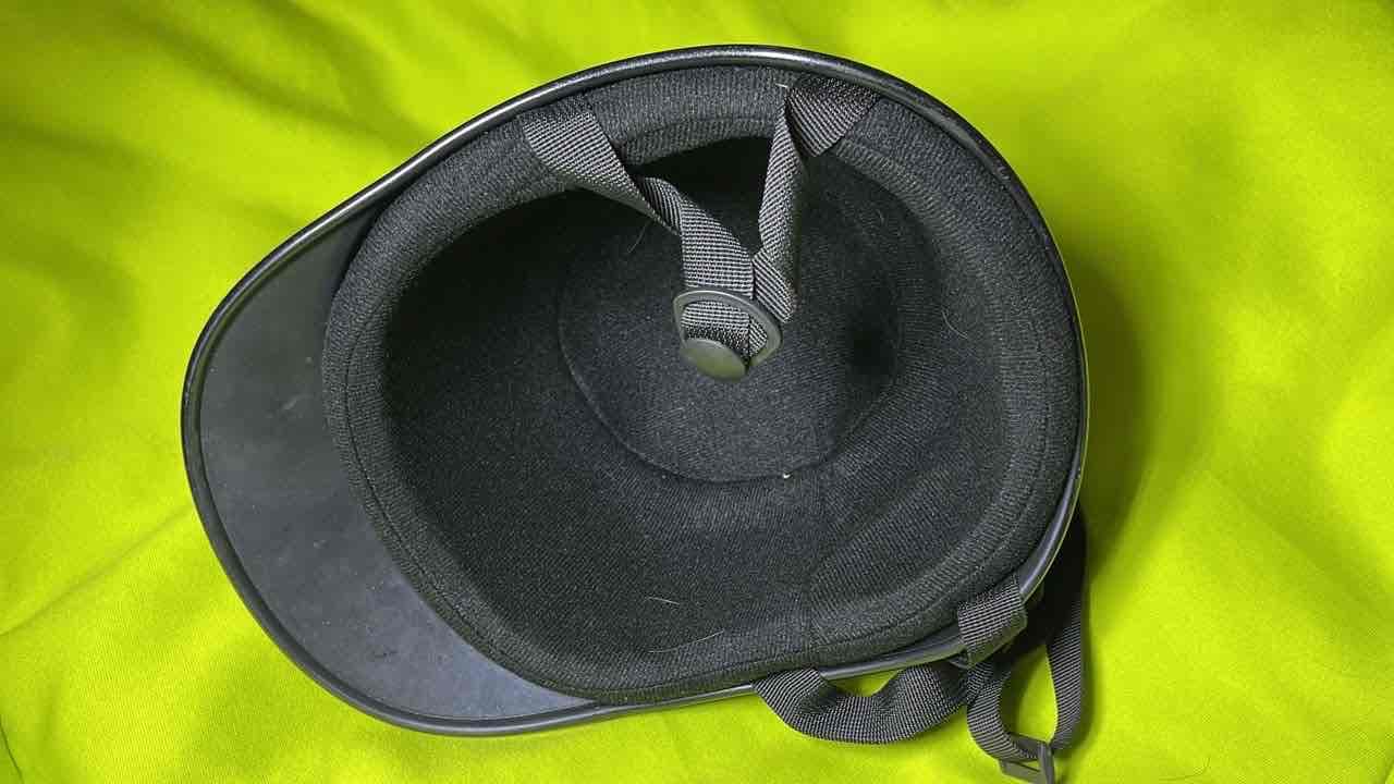 Casco negro con visera, foto 2 de 2