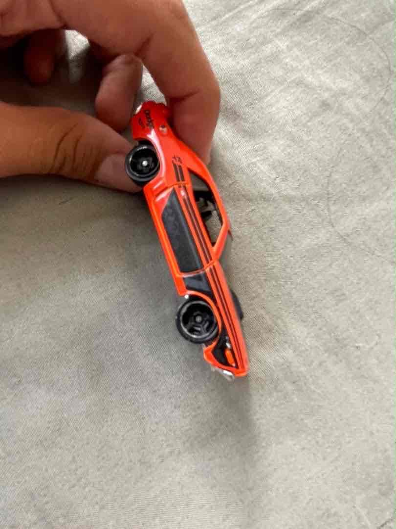 Carro de juguete miniatura naranja, foto 2 de 2