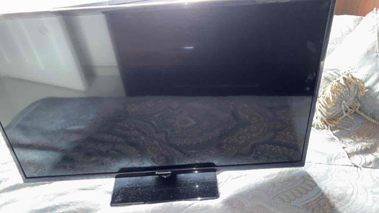 Televisor Samsung o Panasonic de pantalla plana, foto 2 de 2
