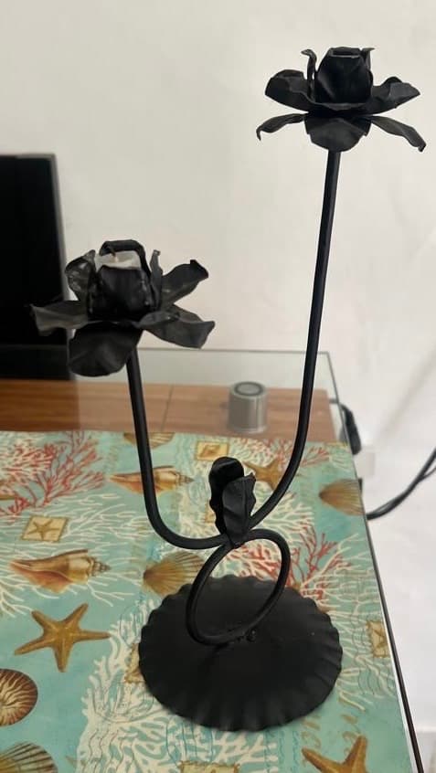 Candelabro decorativo negro de metal con diseño de rosas, foto 1 de 1