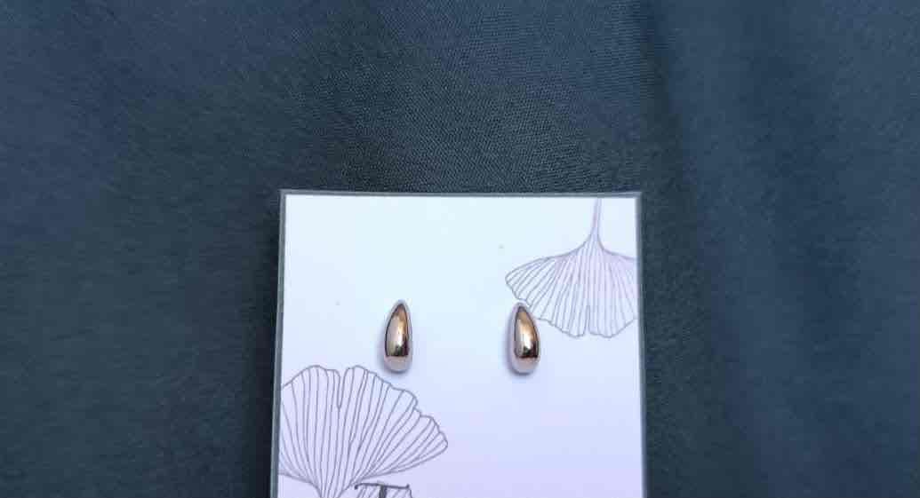 Zarcillos pequeños en forma de gota, foto 1 de 1