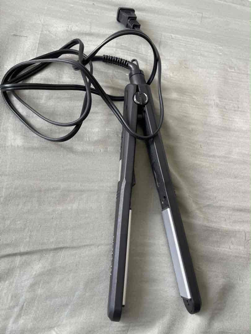 Plancha de cabello Revlon negra, foto 2 de 2