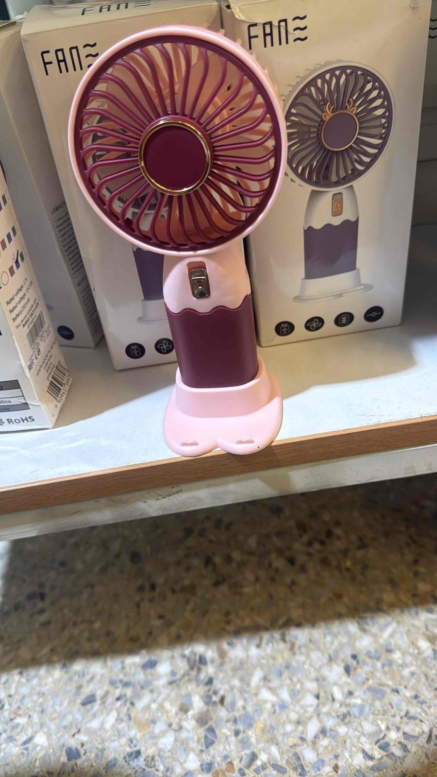 Mini ventilador portátil rosado con base y cable USB, foto 2 de 4