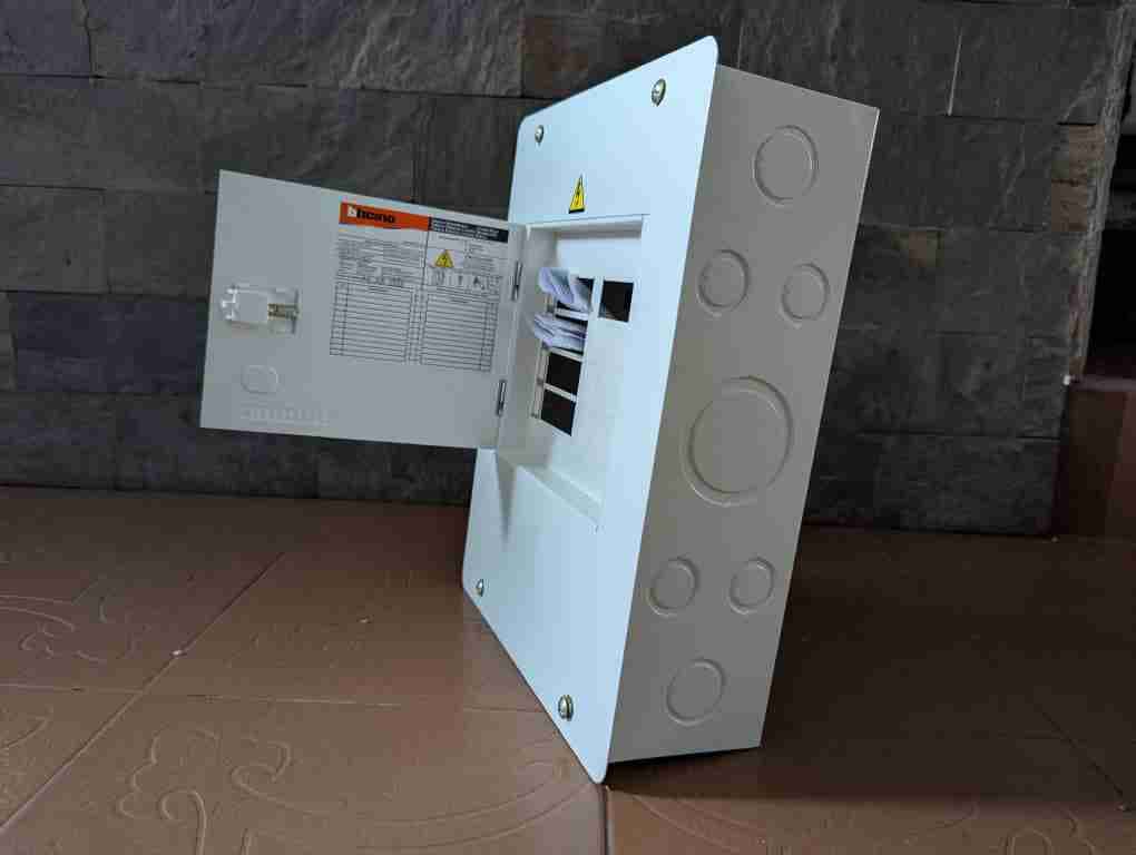 Tablero eléctrico Bticino blanco con puerta, foto 3 de 3