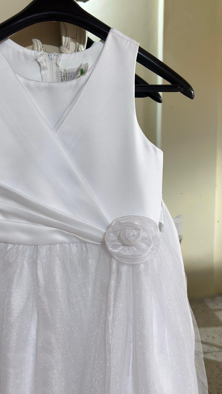 Vestido blanco de niña con falda de tul, foto 3 de 6