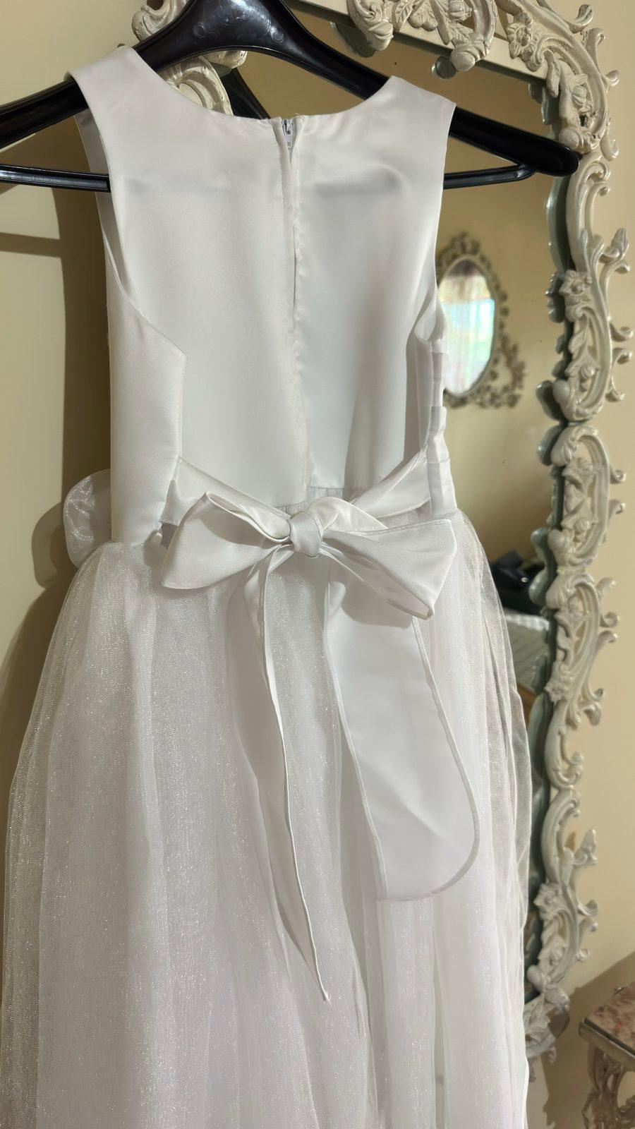 Vestido blanco de niña con falda de tul, foto 2 de 6