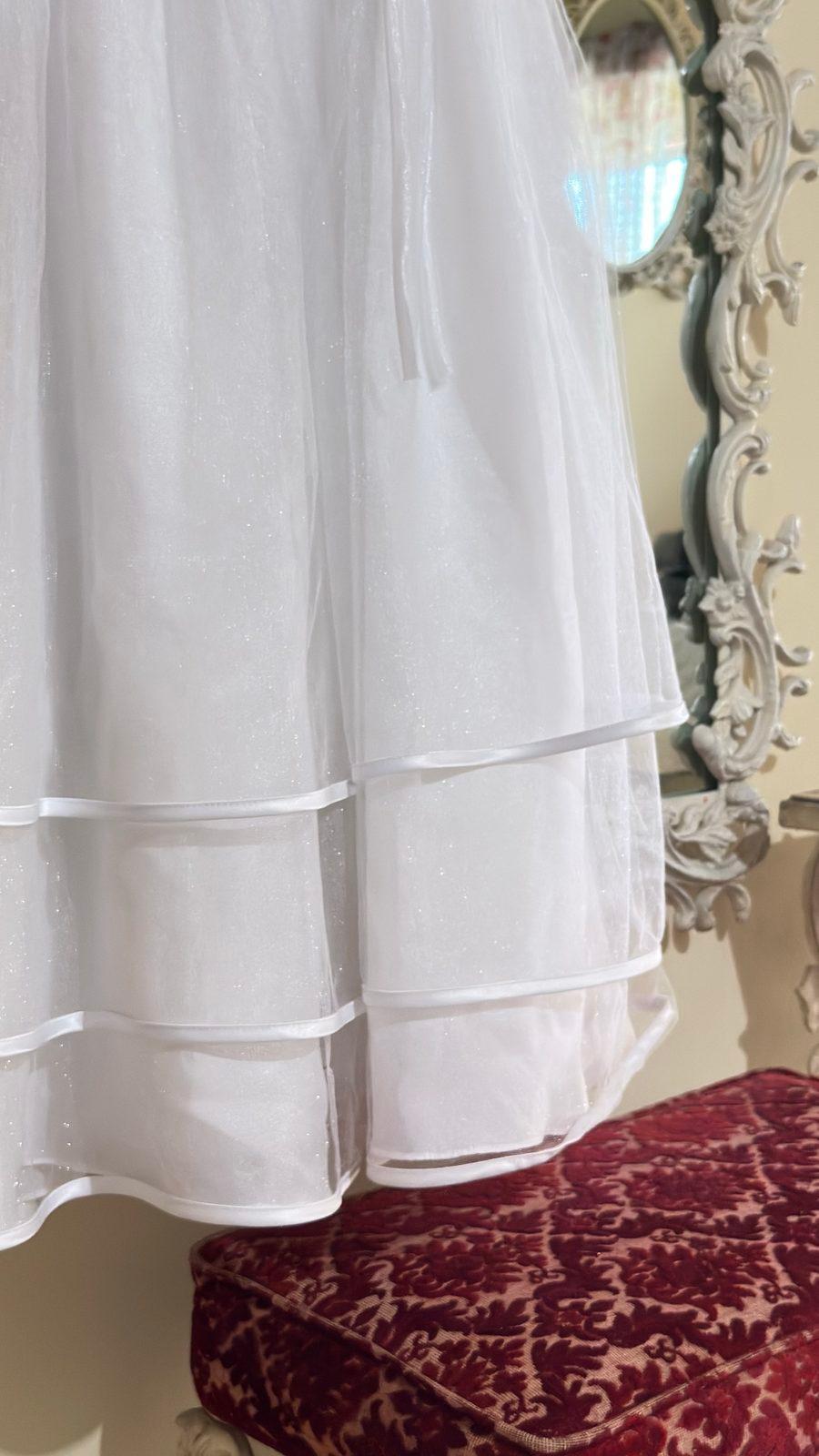 Vestido blanco de niña con falda de tul, foto 5 de 6