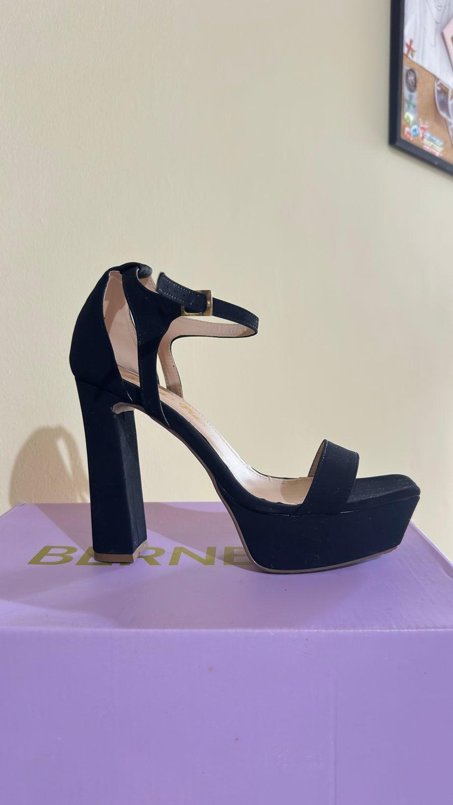 Zapatos de tacón alto negros con plataforma, foto 2 de 2