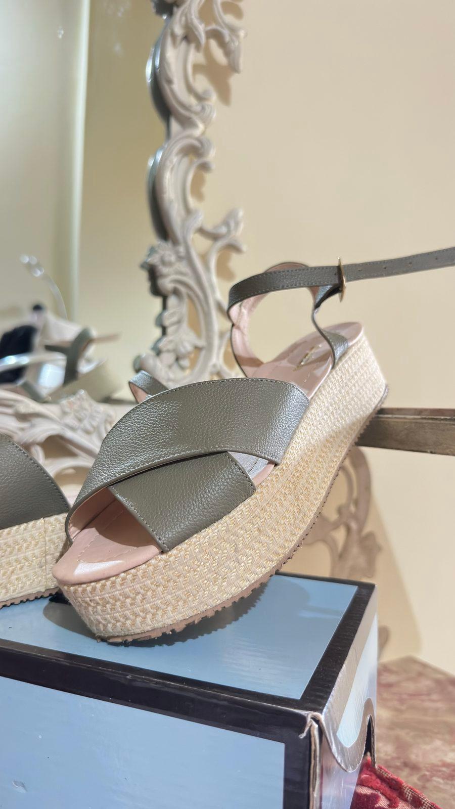 Sandalias de plataforma color verde y beige, foto 2 de 5
