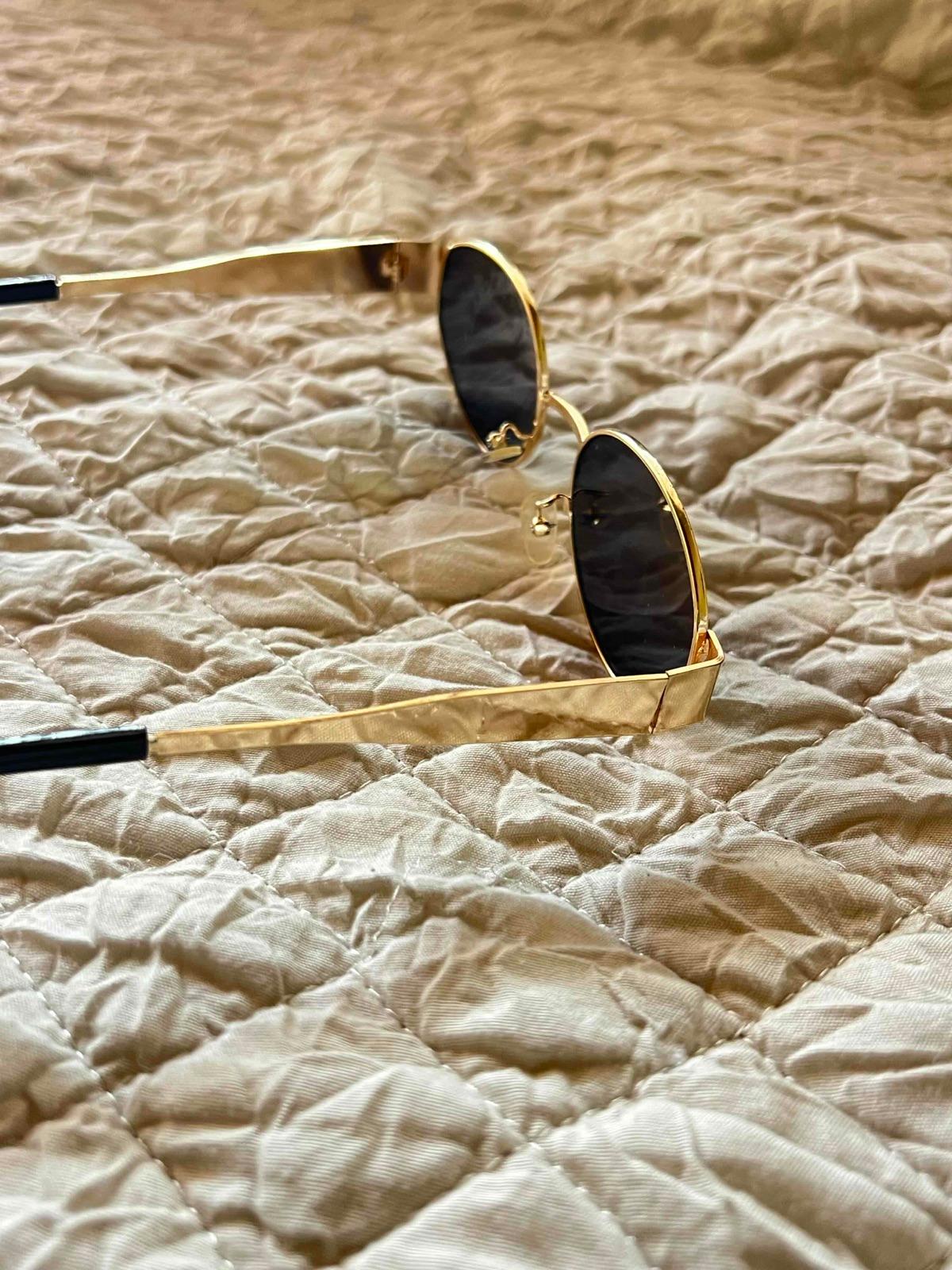 Lentes de sol variados, foto 2 de 3