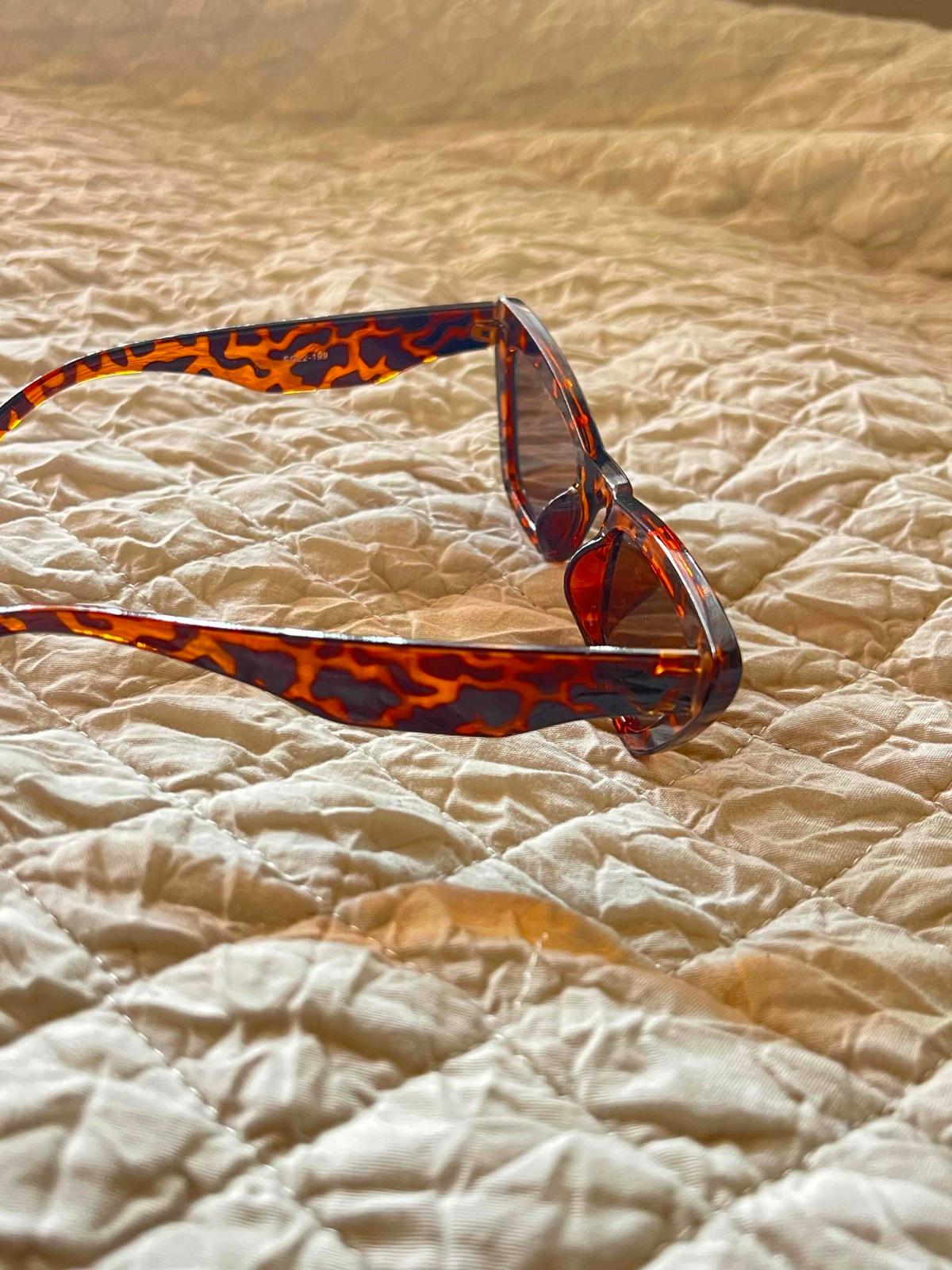 Lentes de sol variados, foto 3 de 3