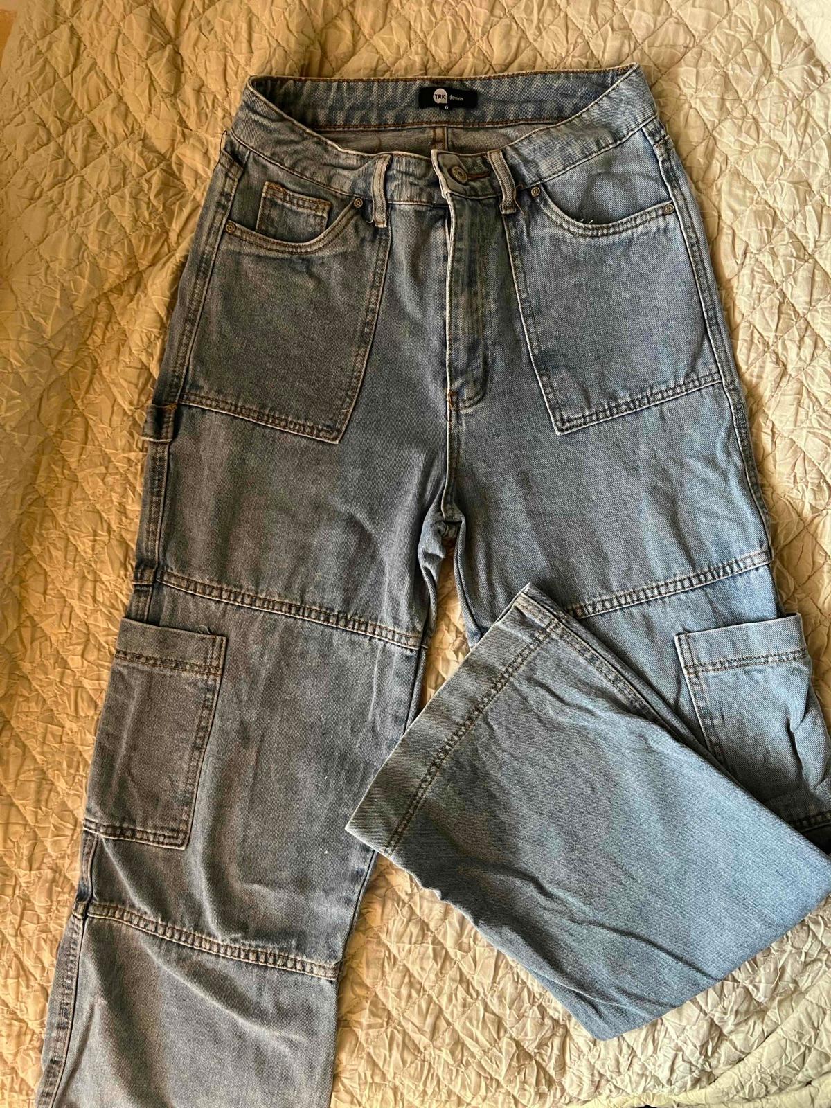 Pantalón de mezclilla azul estilo cargo, foto 2 de 3