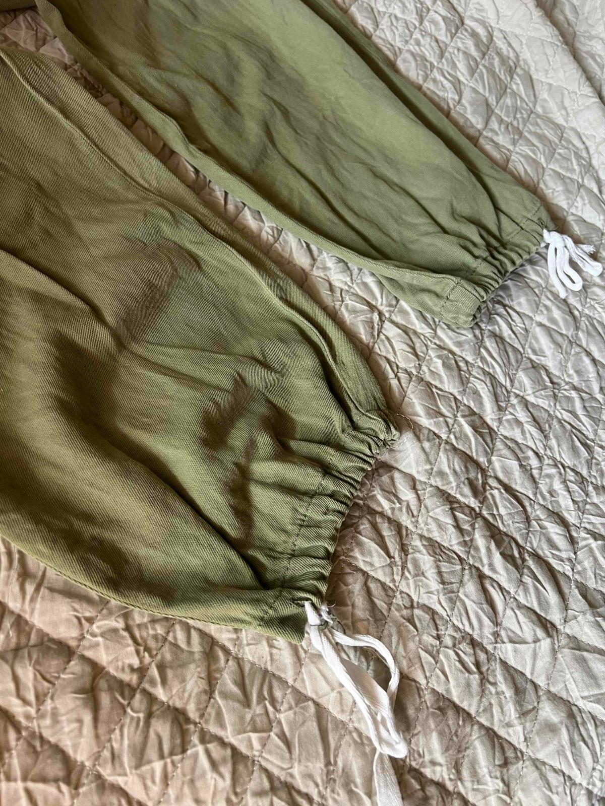 Pantalón Verde de Mujer con Botones, foto 2 de 3