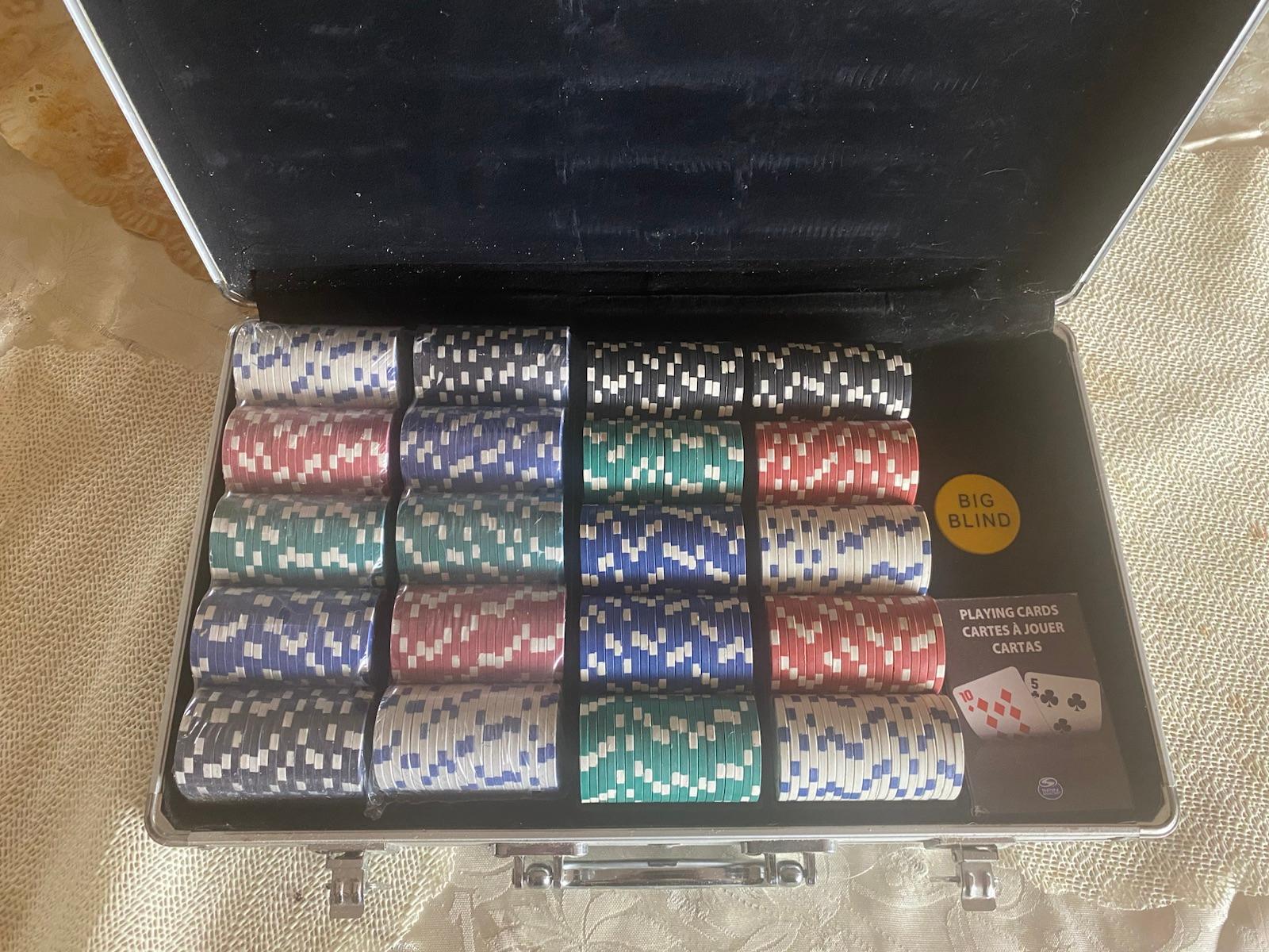 Maletín de poker con fichas y cartas, foto 2 de 2