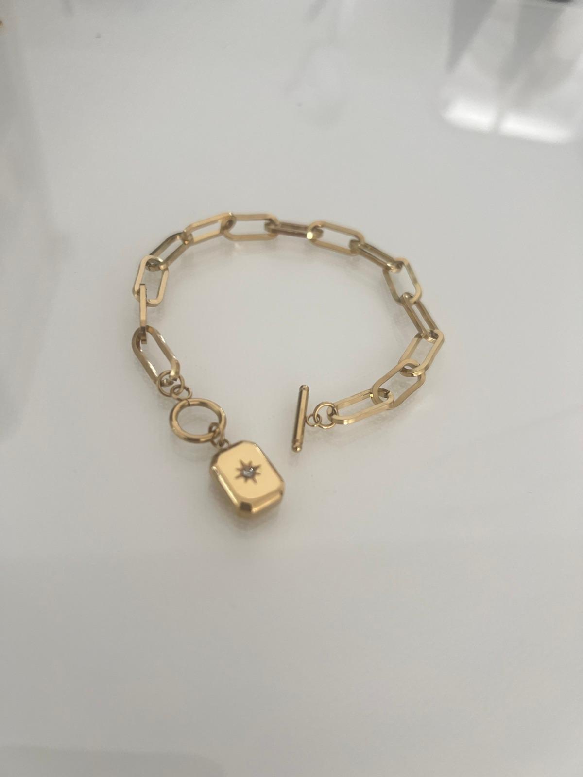 Pulsera Dorada con Dije Rectangular y Cierre T-Bar, foto 2 de 4