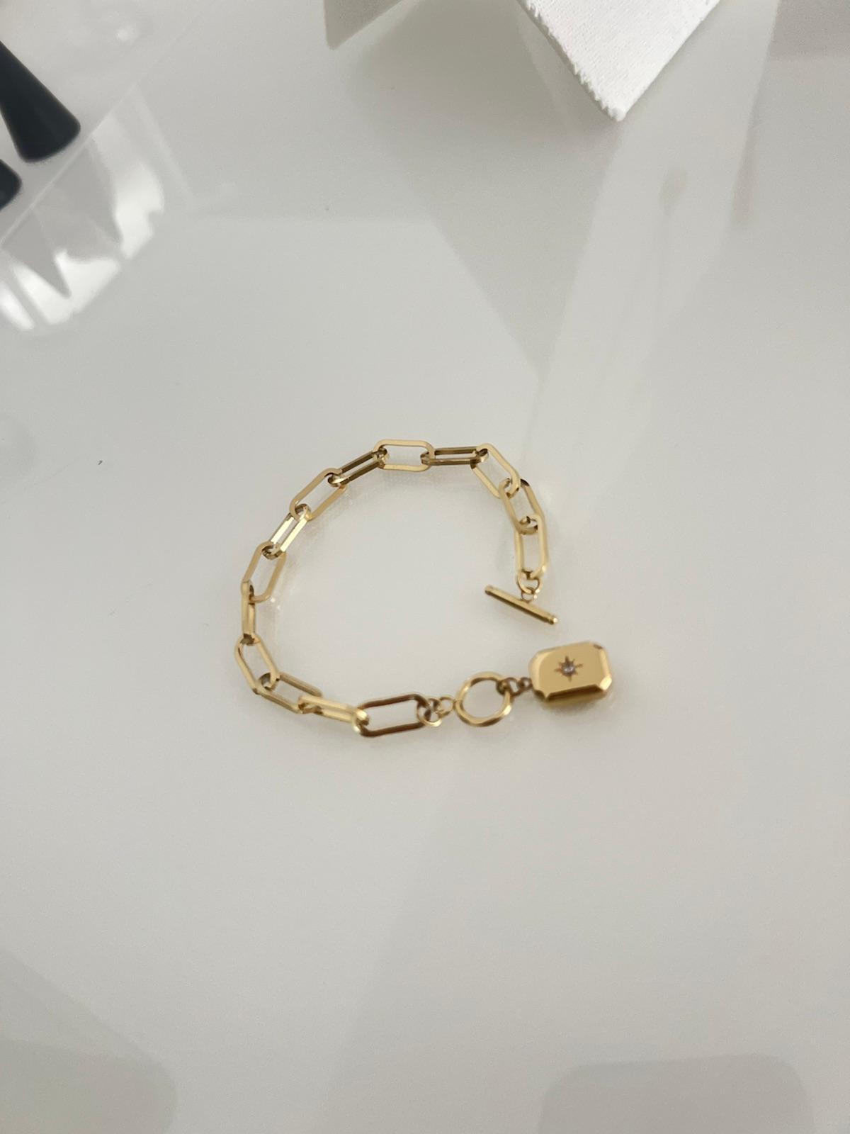 Pulsera Dorada con Dije Rectangular y Cierre T-Bar, foto 4 de 4