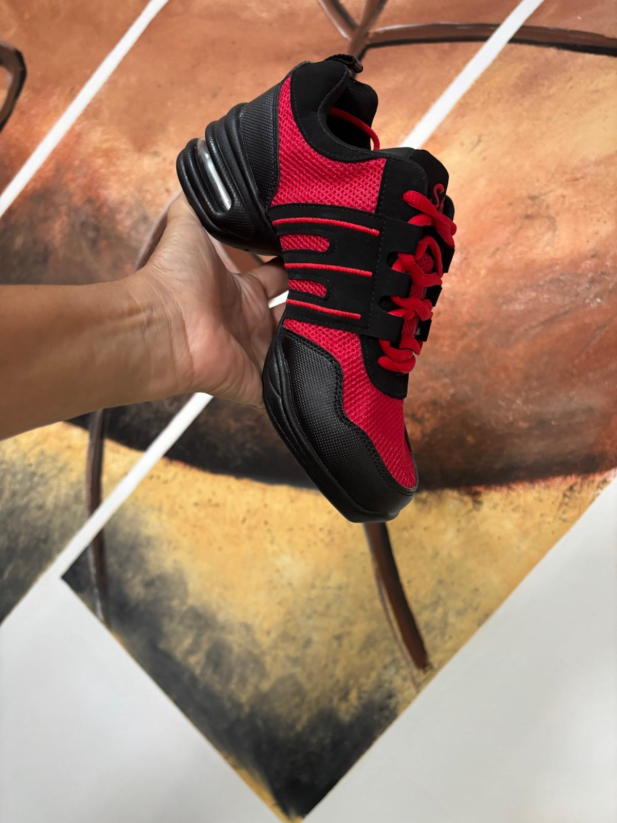 Zapatos deportivos negros y rojos, foto 2 de 3