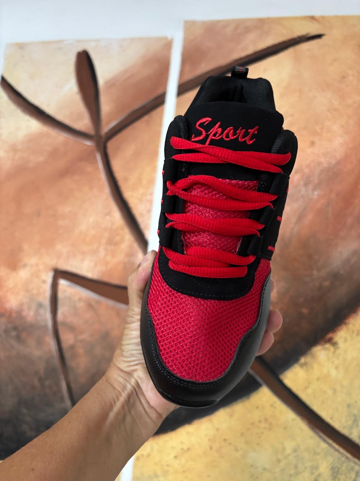 Zapatos deportivos negros y rojos, foto 3 de 3