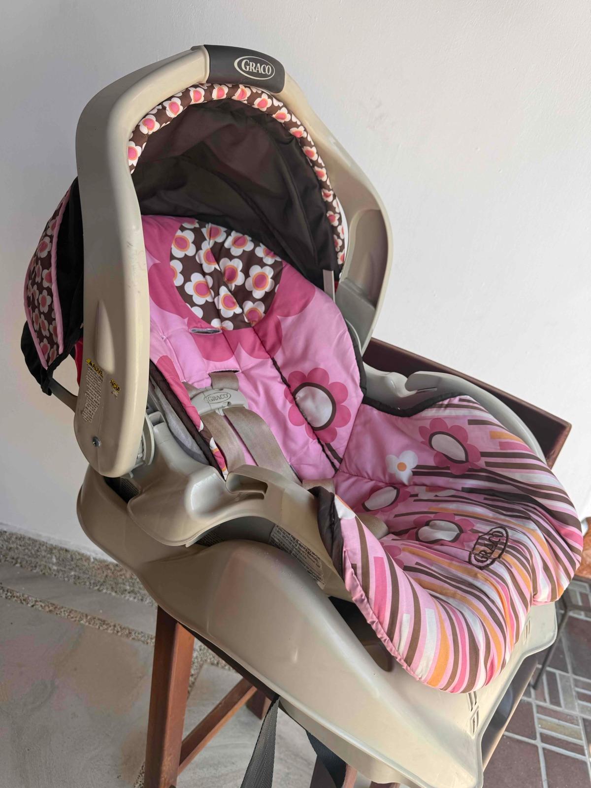 Silla para carro Graco rosa con estampado floral, foto 2 de 3