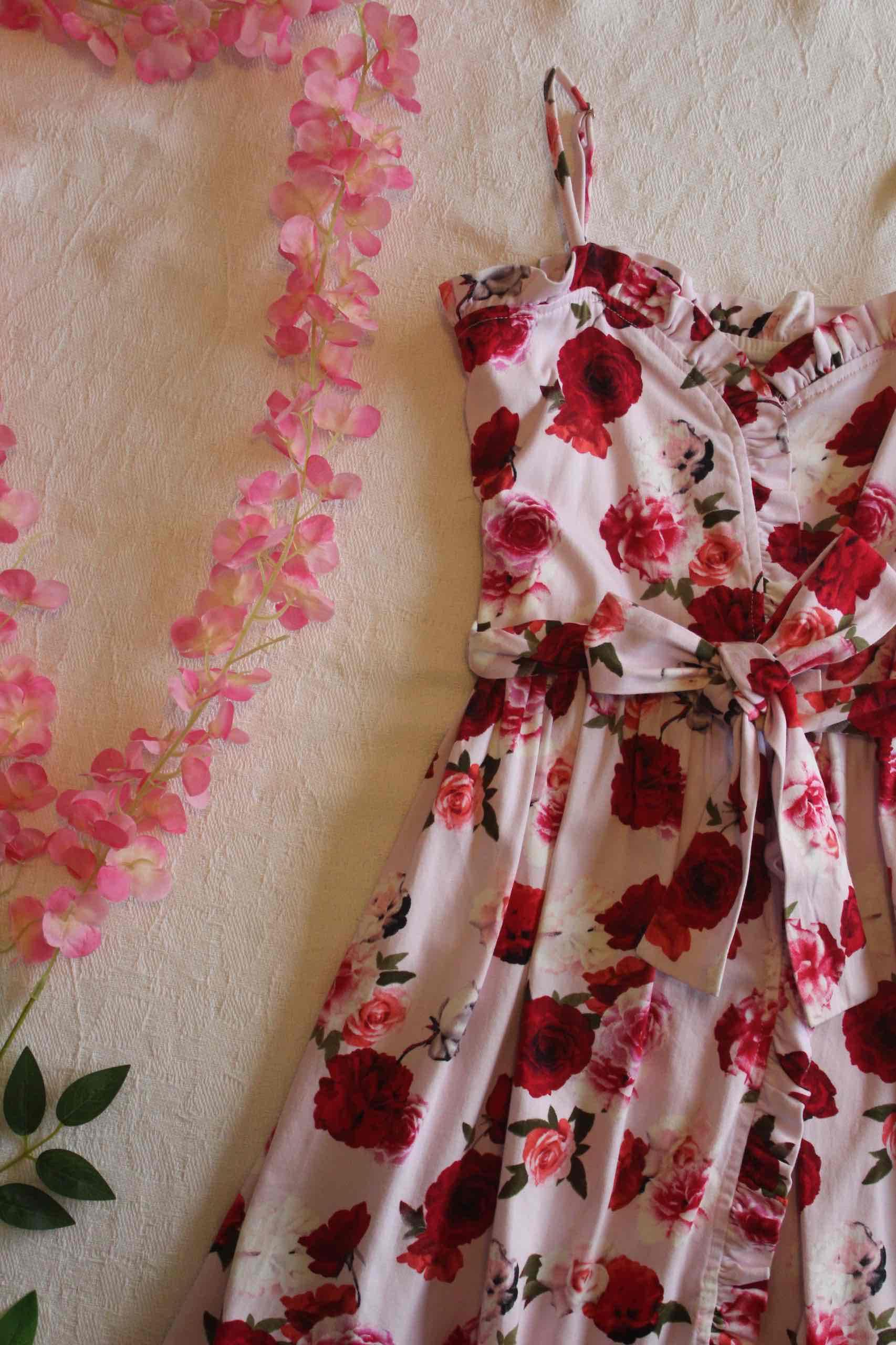 Vestido de tirantes estampado con rosas, foto 2 de 3