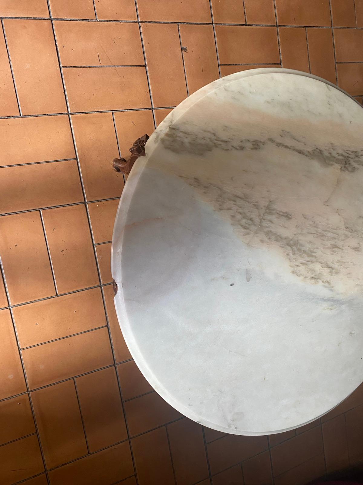 Mesa de centro redonda con tope de mármol y base de madera, foto 4 de 4