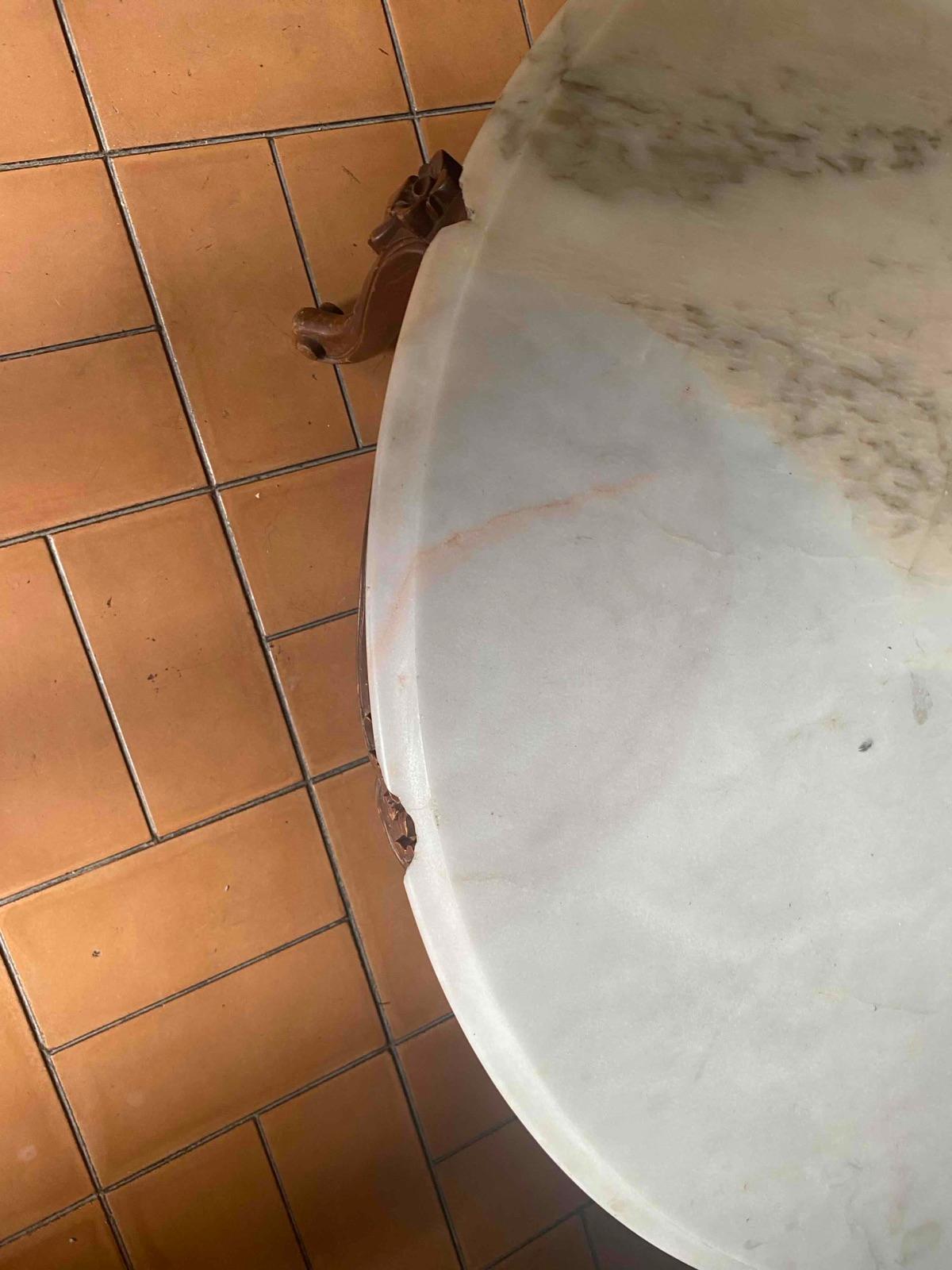 Mesa de centro redonda con tope de mármol y base de madera, foto 2 de 4